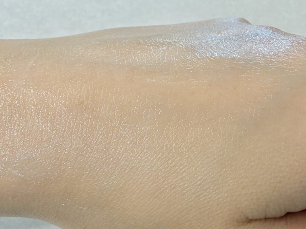Aestura Atobarrier 365 Cream fully absorbed on hand after 60 seconds leaving a hydrated non-greasy glass-skin finish.