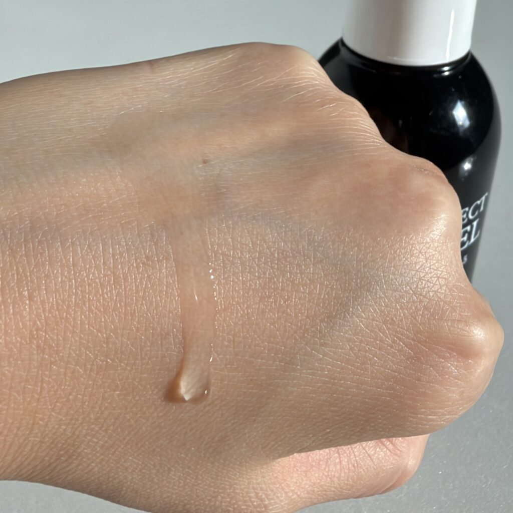 Lightweight, essence-like water gel texture of Sidmool BHA Gel gliding smoothly on the back of a hand